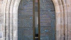 Das Meister-Eckhart-Portal an der Predigerkirche in Erfurt mit der Inschrift "das Licht leuchtet in der Finsternis - und die Finsternis hat es nicht erfasst - in memoriam Meister Eckart".