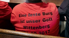 Rotes T-Shirt vom Reformationstag 2017 mit Schriftzug "Eine feste Burg ist unser Gott"