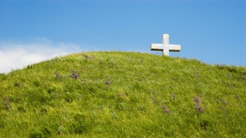 Kreuz auf einem Hügel
