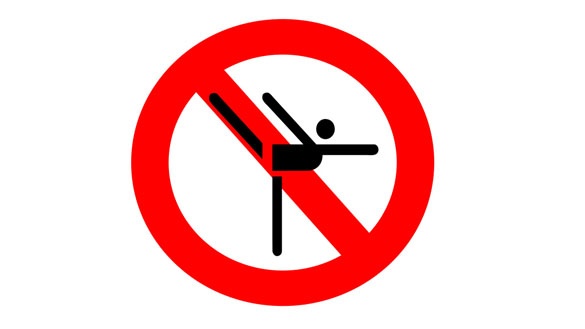 Es ist ein Verkehrsschild zu sehen, dass bedeutet, dass Tanzen verboten ist.