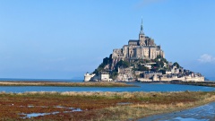 Der Klosterberg Mont Saint-Michel in Frankreich bei Flut.
