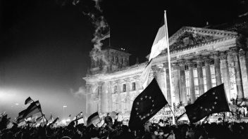 Feier zur Deutschen Einheit vor dem Reichstagsgebäude in der Nacht vom 2. zum 3. Oktober 1990.