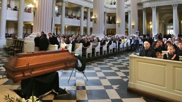 Zum Trauergottesdienst für Pfarrer Christian Führer waren hunderte Menschen in die Nikolaikirche in Leipzig gekommen, um mit der Familie Abschied von Pfarrer Führer zu nehmen.