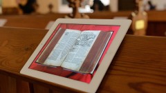 Digitalisierte Bibel in Kirche