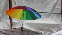 Regenbogenregenschirm