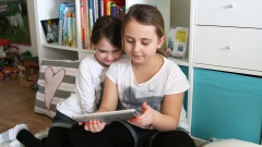 Zwei Mädchen schauen auf Tablet