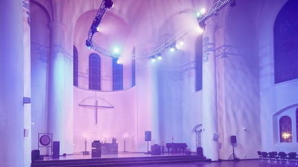 Lichtinszenierung von Richard Röhrhoff, unter anderem in der Kreuzeskirche