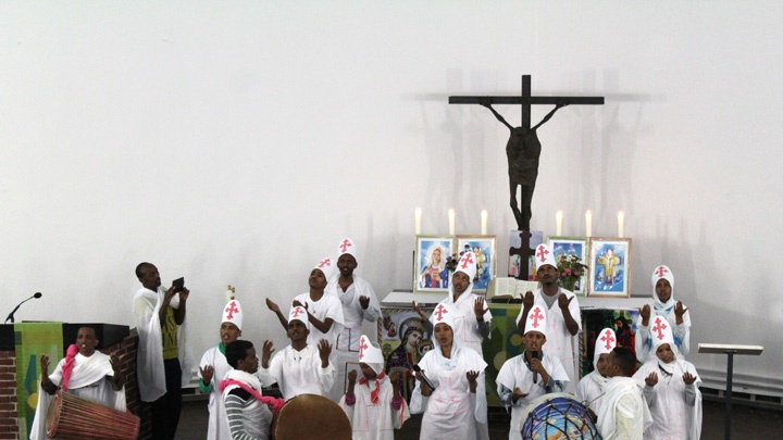 Orthodoxe Christen aus Eritrea feiern Gottesdienst in der evangelischen Philippus-Kirche in Berlin.