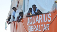 Die neue italienische Regierung verweigert dem Flüchtlingsrettungsschiff "Aquarius" der Hilfsorganisationen Ärzte ohne Grenzen und SOS Mediterranee die EinfahrAn Bord des Schiffes sind 629 Migranten, darunter sieben Schwangere Frauen und mehrere Verletzte.