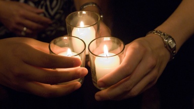 Symbolfoto Trauer mit Kerzen.